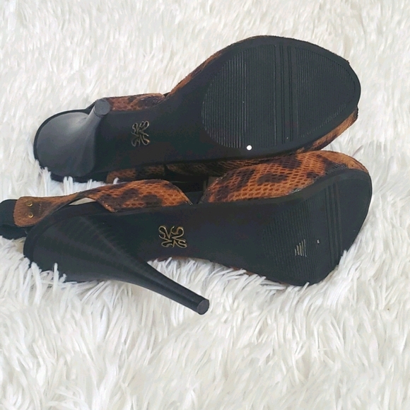 Simply Vera Wang cheetah heels - Picture 3 of 7